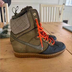 Women’s Nike dunk sky high size 9 
Brand new never worn